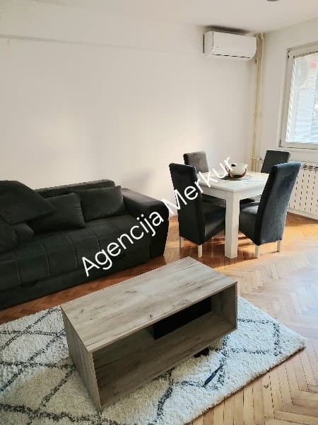 Lepa garsonjera u centru