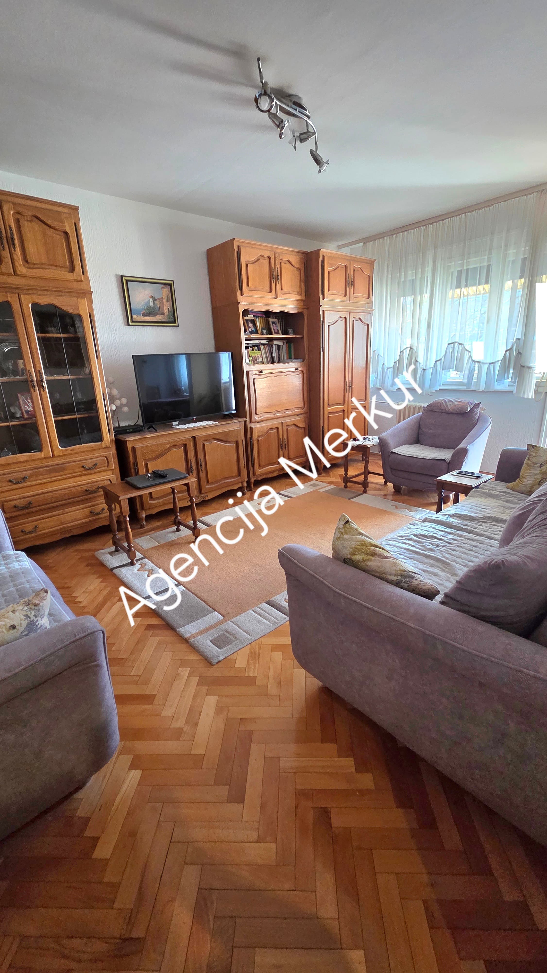 Trosoban stan u centru grada