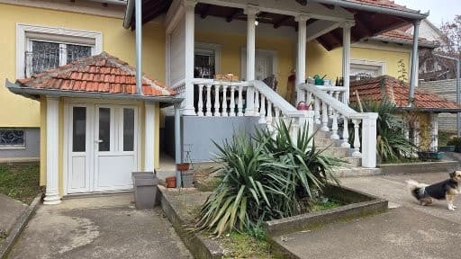 Prodaju se dve kuće na 6,4ara placa u blizini centra