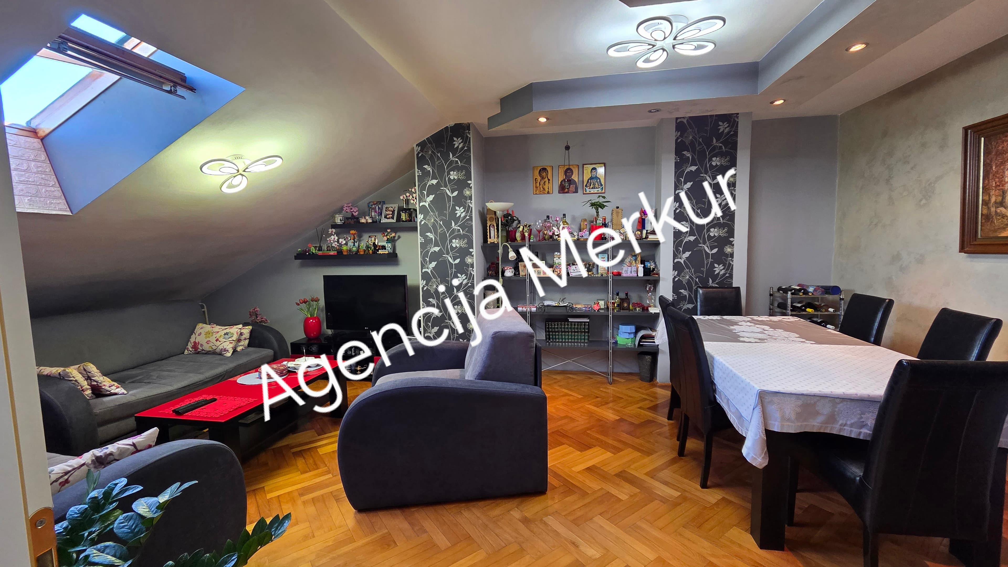 Trosoban namešten stan u samom centru grada-Kej